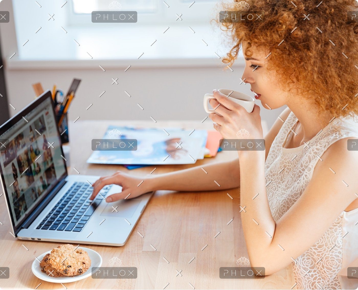 Woman Photographer Drinking Coffee And Working PJNBP6U@2x